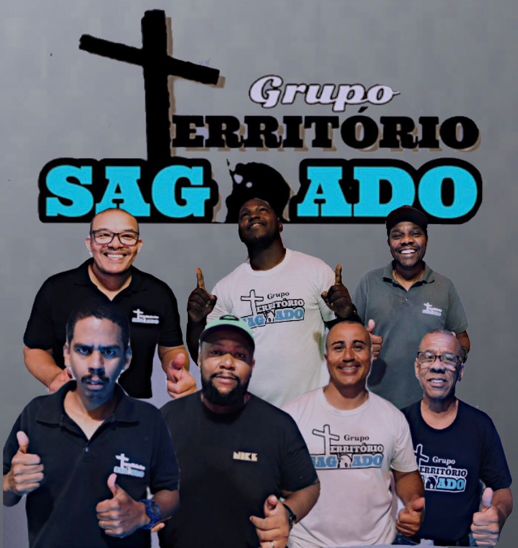 Integrantes do grupo Território Sagrado